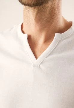 Pier One T-Shirt BasicWhite Uomo T-shirt E Polo PI922O0YI-A11 -Pier One Moda Outlet 099f97680d9346dda1283bfc3d21d9c5