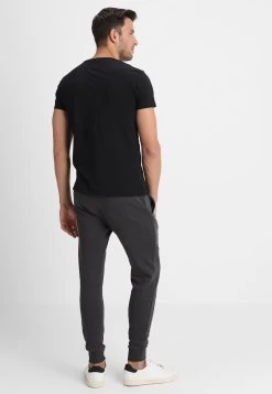 Pier One Pantaloni SportiviDark Grey Uomo Pantaloni PI922E020-C11 -Pier One Moda Outlet 41603f18a9d7497b85a73a2ae36be969